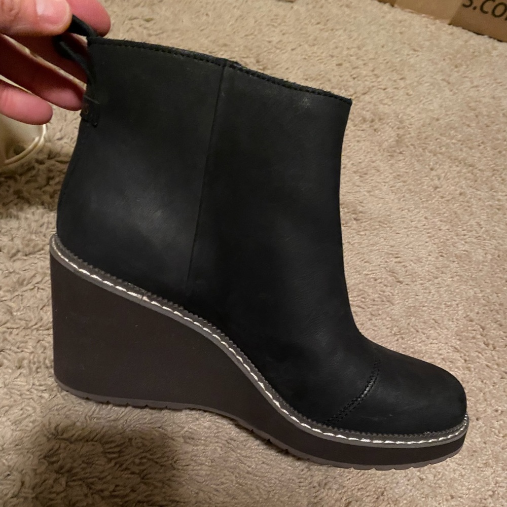 Toms Raven Boot - size 7 , heel height 3.25